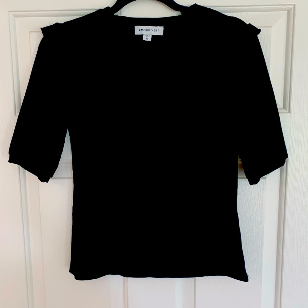 LNC Amour Vert XS ruffle sleeve top!
